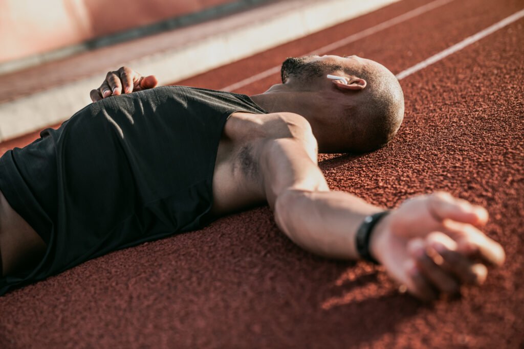 Corredor iniciante descansando após o treino para permitir recuperação do corpo
